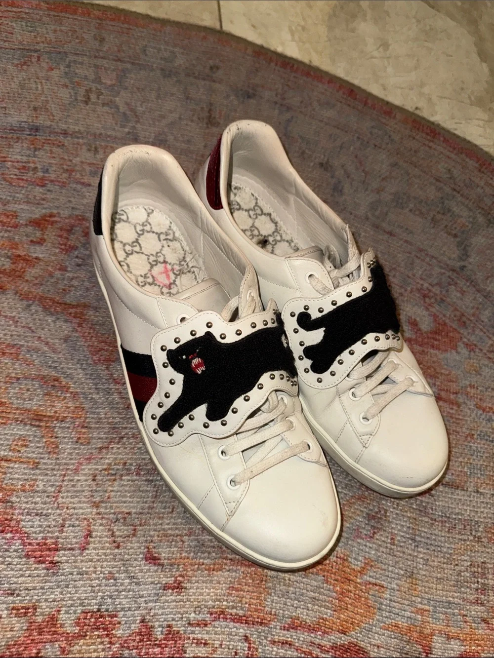 Gucci White Leather Sneakers with Black Appliqué and Red-Green Web